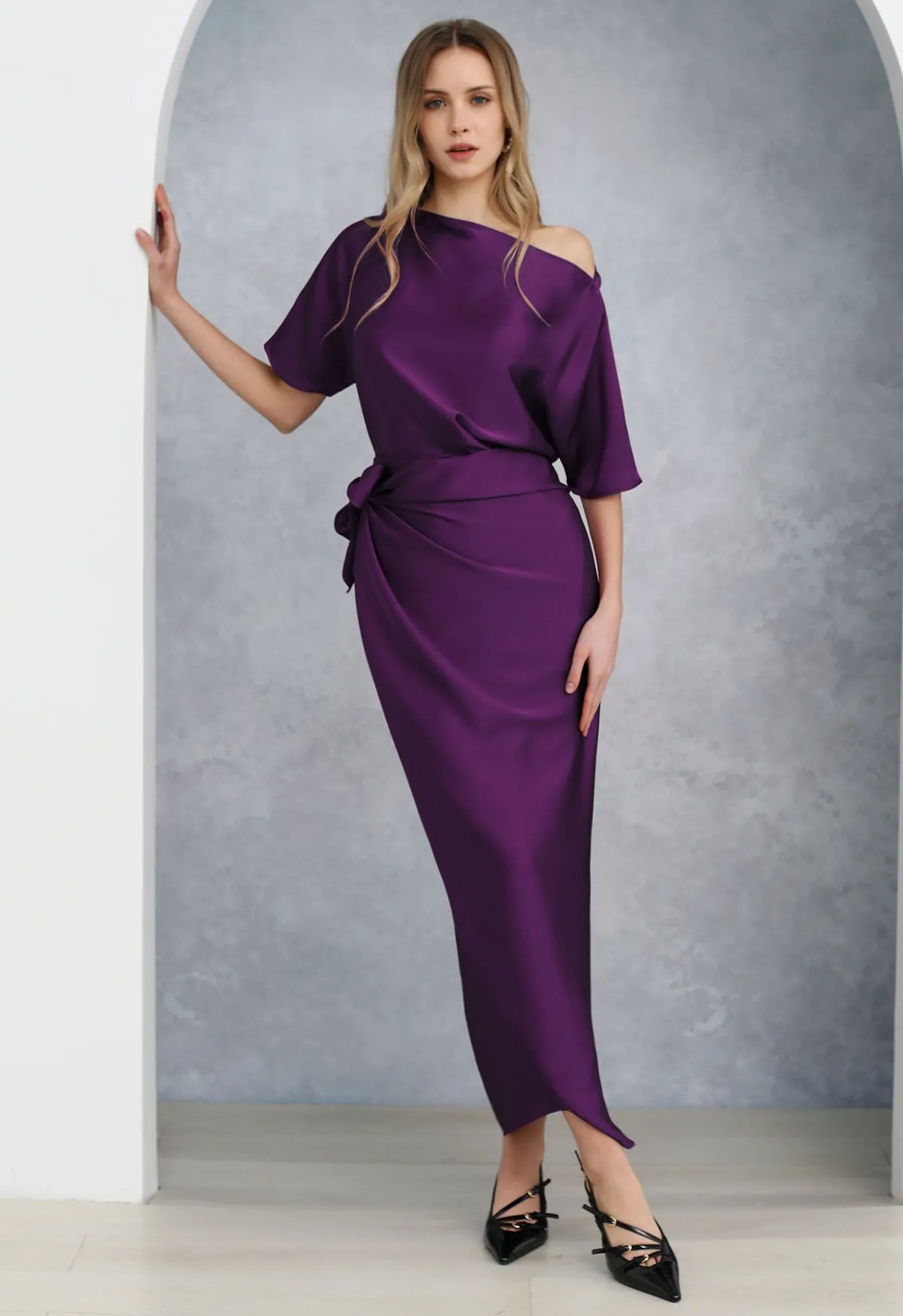 Kurzarm-Maxikleid aus Satin mit gewickelter Taille in Lila