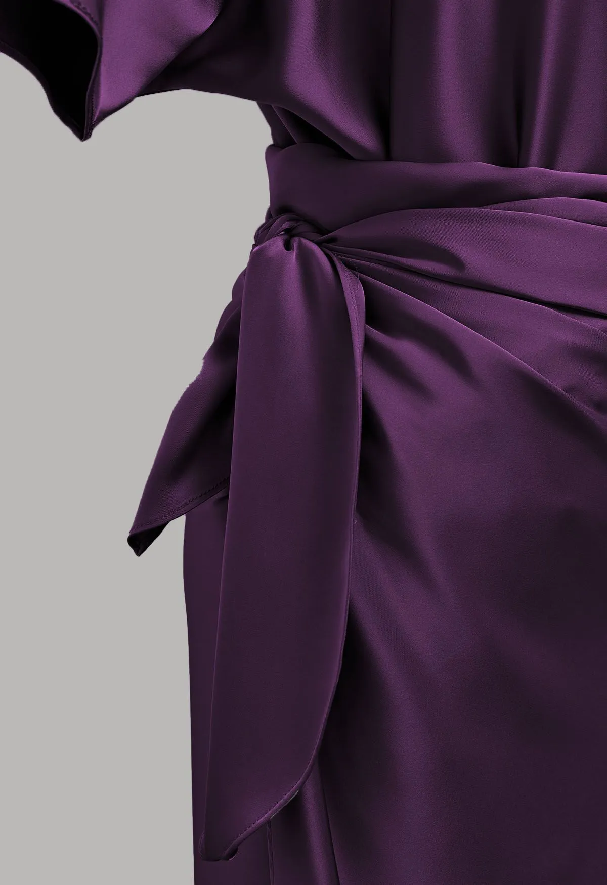 Kurzarm-Maxikleid aus Satin mit gewickelter Taille in Lila