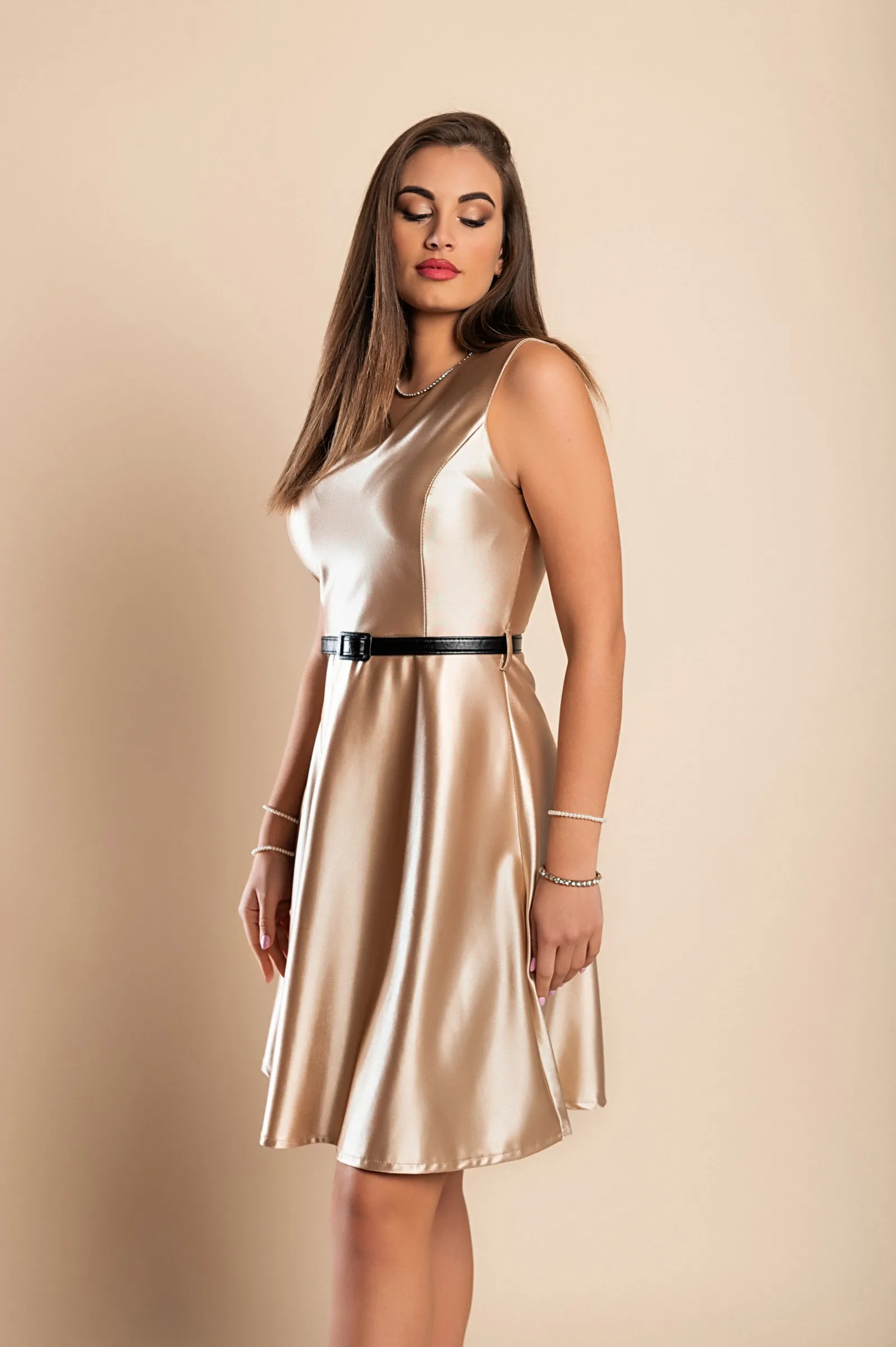Minikleid aus Satinimitat, beige