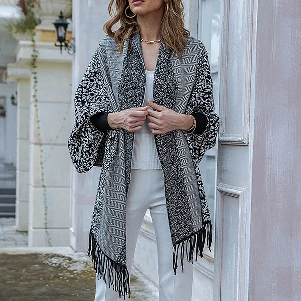 Moderne Strickjacke mit Puffärmeln Schickem Muster und Fransen am Saum