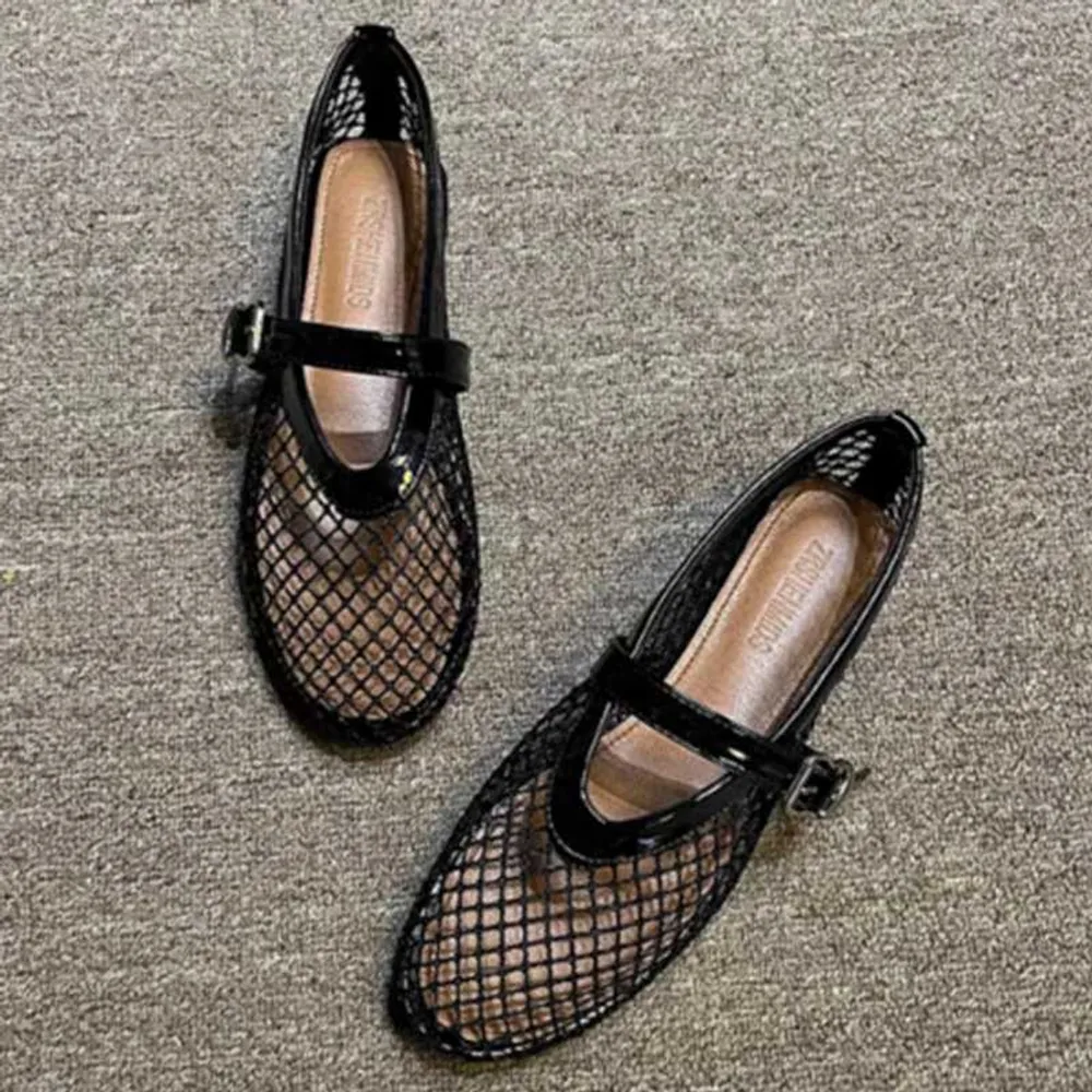 Sandalen Frauen Flats Mesh Sommer Mode flach 2024 Neue Strandkleiddesigner Trend Schuhe im Freien wandeln